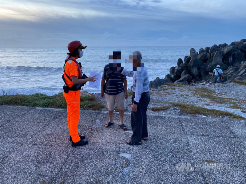 中度颱風烟花逼近,花蓮外海風浪增強,海巡署東部分署第一二岸巡隊22日上午在海岸、海港等警戒區拉設封鎖線,並加強巡視勸離前來觀浪的民眾。(第一二岸巡提供)中央社記者張祈傳真 110年7月22日