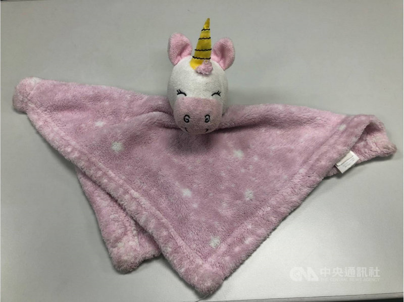 金門一名媽媽抱著女兒散步時,不慎遺失女兒心愛的獨角獸安撫方巾,經金城分局員警協助找回,女童母親說,雖然這條方巾不是貴重的東西,但對孩子有不可取代的重要性,非常感謝員警的幫助。(金門縣警察局提供)中央社記者黃慧敏傳真 110年7月22日