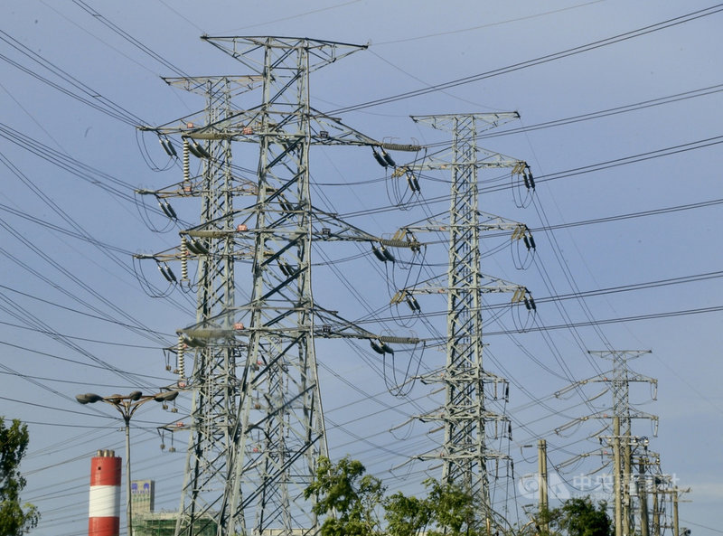 今年台電正式提出核三除役計畫,為遞補核電缺口,台電同步規劃推進4件大型機組建設計畫。圖為供輸電力的電塔。(中央社檔案照片)
