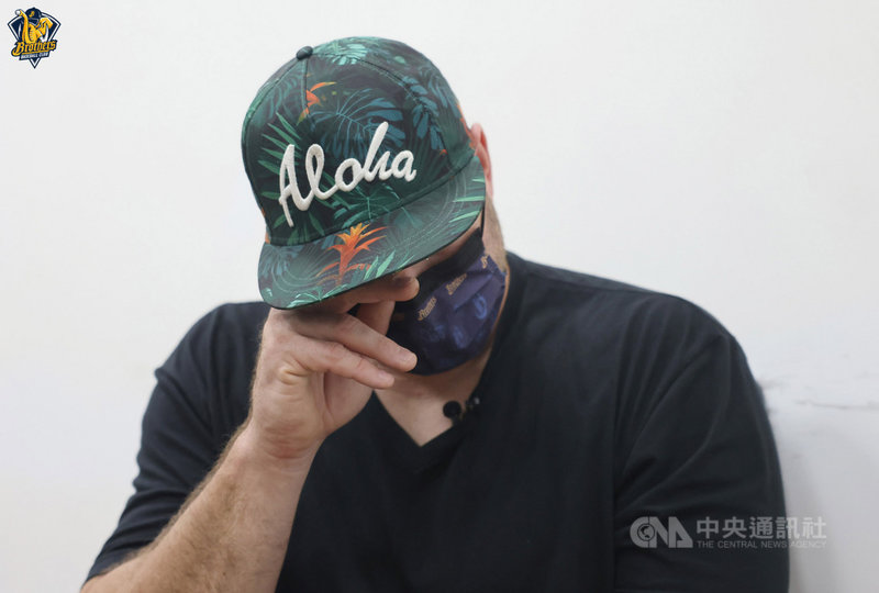 中職中信兄弟球團宣布與洋投萊福力解除合約。萊福力22日在台中洲際球場與隊友道別,他表示,雖然離開這個大家庭,仍會繼續為兄弟加油,希望大家可以如願拿下總冠軍。(中信兄弟提供)中央社記者黃巧雯傳真 110年7月22日