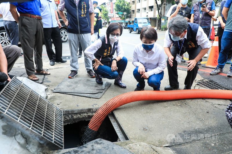 烟花颱風逼近,台中市長盧秀燕(前右2)前往南屯區大墩路關心清潔隊道路側溝清疏作業狀況,並感謝台中幕後英雄辛苦付出。中央社記者郝雪卿攝 110年7月22日