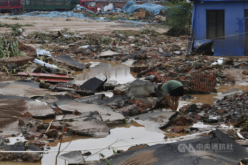 河南暴雨已造成33人死亡、8人失蹤,有超過300萬人受災。圖為河南鞏義市米河鎮,路面被水沖毀的樣子。(中新社提供)中央社 110年7月22日