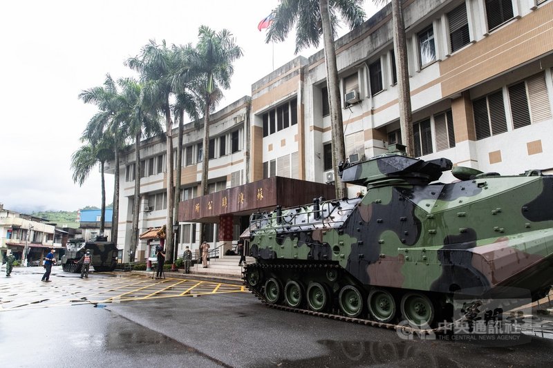 颱風烟花逼近,海軍陸戰隊AAV7兩棲突擊車22日進駐蘇澳鎮公所待命防災。(軍聞社提供)中央社記者鍾佑貞傳真 110年7月22日