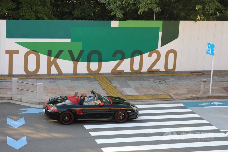 東京台場附近,可看到街頭貼有宣傳東京奧運的招牌。原本東京奧運預定2020年夏天舉辦,受到COVID-19(2019冠狀病毒疾病)影響,2020年3月決定延後一年舉辦,東奧於2021年7月23日開幕,但宣傳標誌仍沿用東京2020的字眼。中央社記者楊明珠東京攝 110年7月22日
