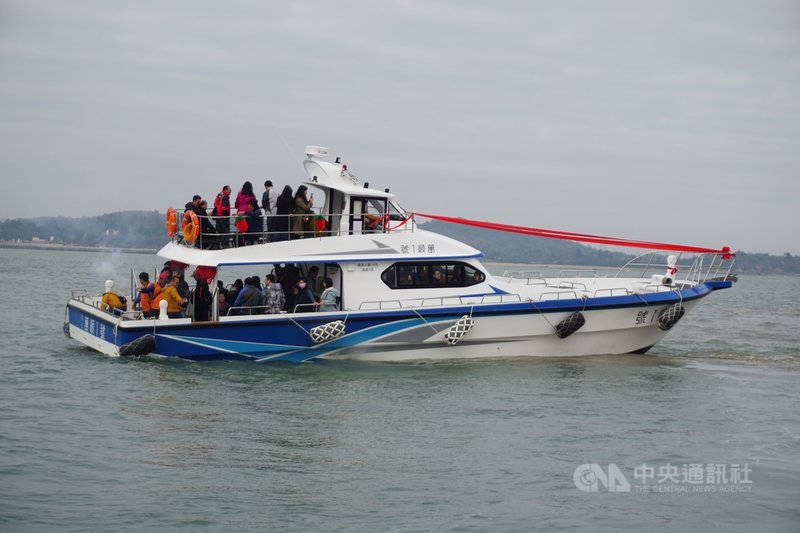 為後疫情旅遊預做準備,金門藍色公路隨船人員解說教育訓練線上課程訂24日以線上視訊方式授課,首日報名狀況熱烈,金門縣政府22日決定加開場次。圖為2021年初業者推出的藍色公路遊艇。中央社記者黃慧敏攝 110年7月22日