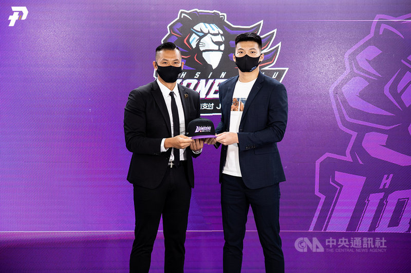 台灣職業籃球聯盟P. LEAGUE+(簡稱PLG)選秀會22日線上登場,手握狀元籤的新竹街口攻城獅隊首輪第一指名選中健行科大前鋒朱雲豪(右)。(P.LEAGUE+ 提供)中央社記者黃巧雯傳真 110年7月22日