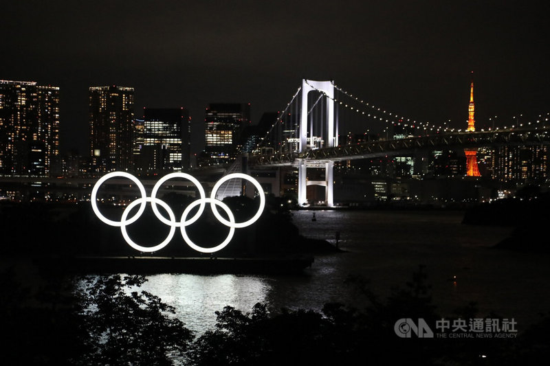 位於東京台場的東京奧運象徵五大洲團結的五環標誌。白天是五種彩色,晚上是白色光芒,配合東京彩虹大橋、東京鐵塔,夜景美麗,是打卡熱點。圖攝於7月21日。中央社記者楊明珠東京攝 110年7月22日