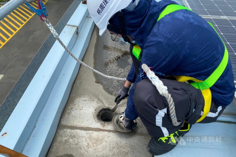 儘管颱風烟花尚未發布陸警,桃園大眾捷運公司22日表示,已預先做好檢視軌道、號誌及標誌設施等防颱整備工作,確保旅客安全。圖為桃捷公司派員進行機廠廠房屋頂落水頭清理作業。(桃園大眾捷運公司提供)中央社記者吳睿騏桃園機場傳真 110年7月22日