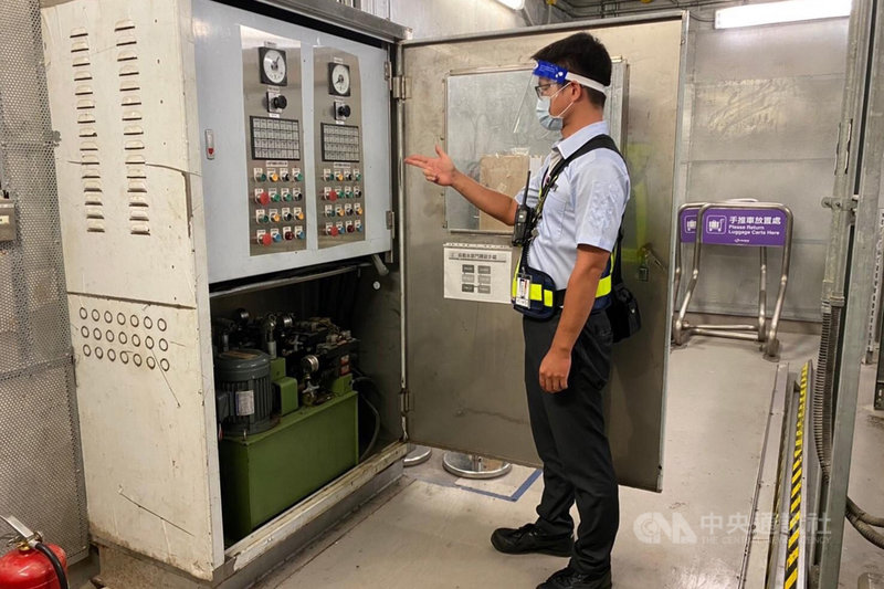 桃捷公司22日表示,颱風烟花逼近,相關人員已進行軌道、號誌及標誌等設施檢視工作,同時每小時巡檢回報監測全線車站內電梯、電扶梯、廣告燈箱、月台門等,也確認防洪閘門、水密門及防水隔艙閘門等防洪設備運作正常。(桃園大眾捷運公司提供)中央社記者吳睿騏桃園機場傳真 110年7月22日