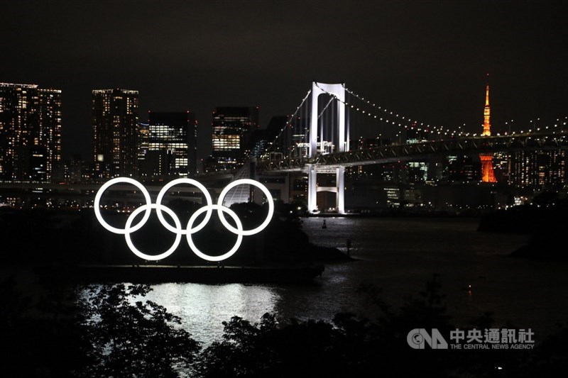 2020東京奧運開幕前一天,受疫情影響絲毫感覺不到歡樂氣氛。圖為東京台場奧運五環標誌夜景。(中央社檔案照片)