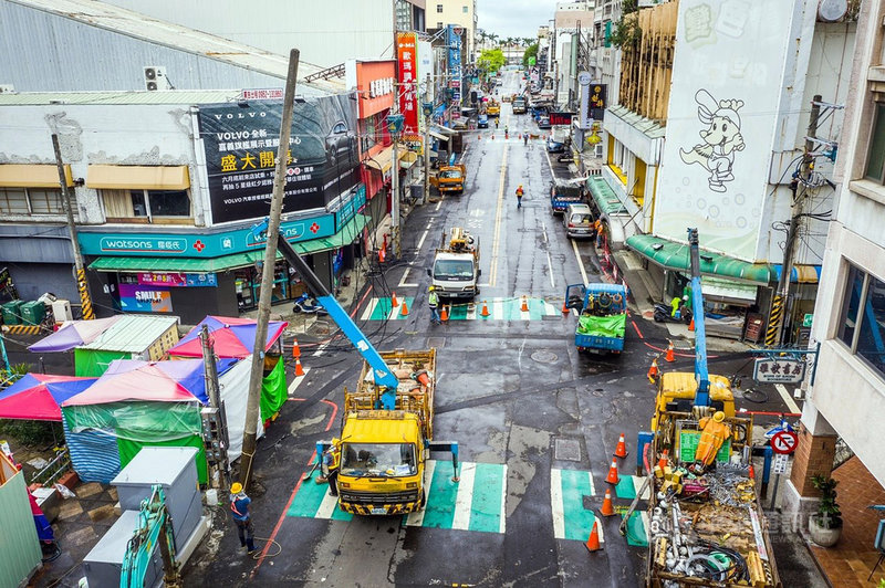 嘉義市觀光熱點文化路夜市受疫情3級警戒影響,不能擺攤,市府推動路燈線下地等工程,22日開始拔除電桿及纜線,讓市容變得更美。(嘉義市政府提供)中央社記者黃國芳傳真 110年7月22日
