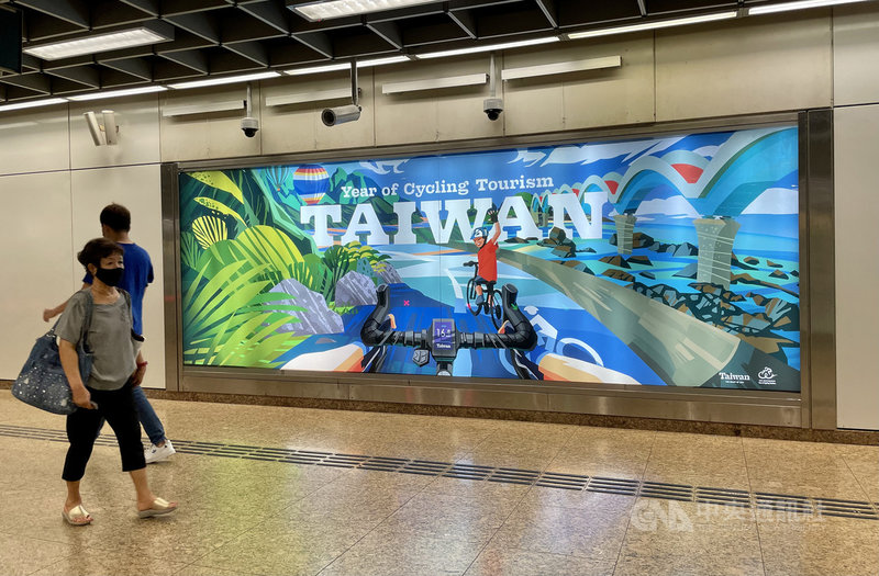 為維持新加坡民眾對台灣的旅遊熱度,觀光局新加坡辦事處在牛車水地鐵站登燈箱廣告,主打台灣自行車旅遊。圖攝於5月19日。中央社記者侯姿瑩新加坡攝 110年7月22日