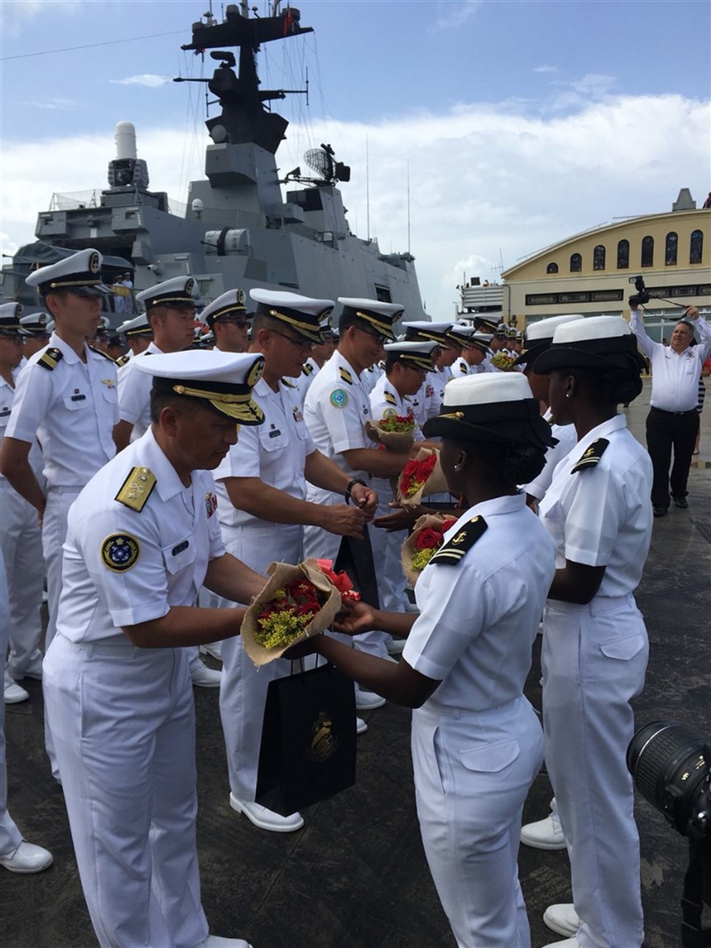 海軍司令部22日表示,艦隊指揮部指揮官高嘉濱(前左)因生涯規劃申請退伍,司令部尊重個人意願,依規定辦理退伍作業。潛艦國造案目前均依計畫期程執行,不會因人事異動而有所影響。圖為海軍107年敦睦遠航訓練,高嘉濱率支隊幹部接受多明尼加軍方人員獻花。(台灣駐多明尼加大使館提供)