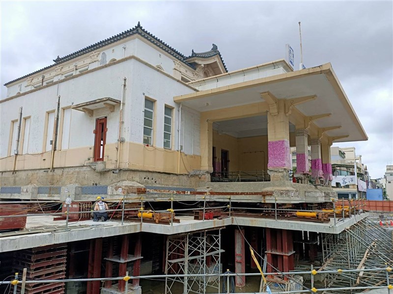 高雄帝冠式建築老車站8月將展開「啟動」、「挪移」及「定位」等三階段作業,遷移回19年前中軸線位置。(取自林欽榮臉書)中央社記者蔡孟妤傳真 110年7月22日