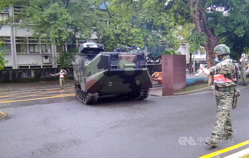颱風烟花逼近台灣,東北部首當其衝。國軍2部AAV7兩棲突擊車22日提前進駐宜蘭縣蘇澳鎮公所前待命。(軍方提供)中央社記者沈如峰宜蘭縣傳真 110年7月22日