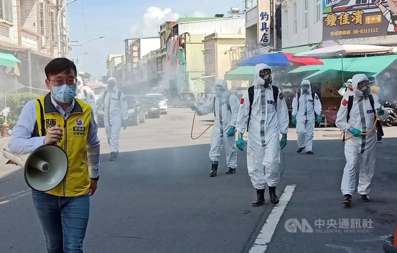 感染Delta變種病毒的屏東枋寮果農妻子21日不幸身亡,枋寮鄉長陳亞麟(左)22日表示,老果農非常自責。陳亞麟指出,病毒並不會自己長出來,枋寮人也不應該被妖魔化,盼大家多給予一點溫暖與關懷,才能一起度過疫情肆虐。圖為枋寮鄉全鄉大清消。(陳亞麟提供)中央社記者郭芷瑄傳真 110年7月22日