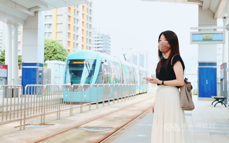 隨著國內COVID-19疫情趨緩,通勤人次增加,新北市淡海輕軌將自26日起,縮短上下班通勤尖峰時段的班距為8到10分鐘。(新北捷運公司提供)中央社記者沈佩瑤傳真 110年7月22日
