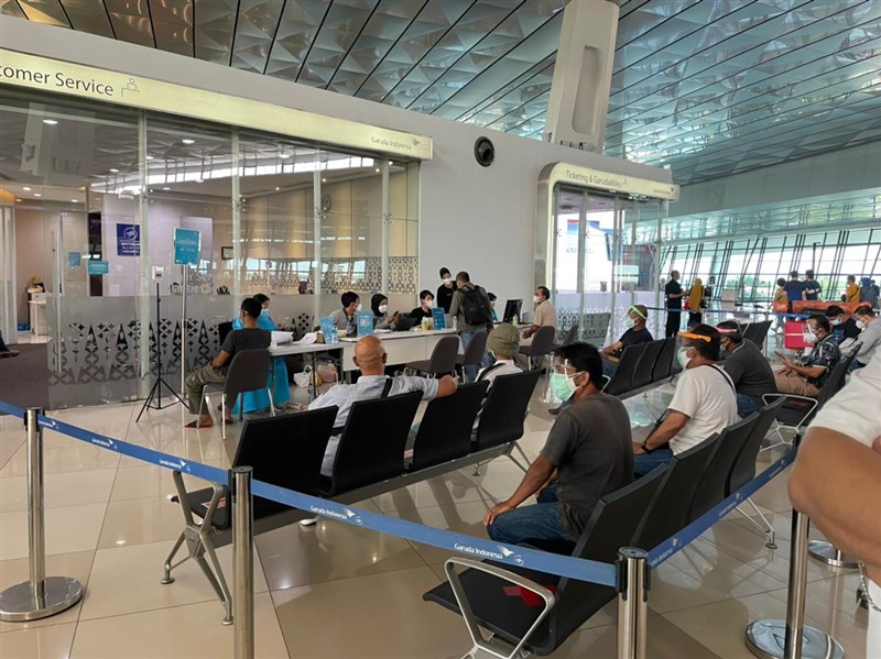 印尼疫情嚴峻,台灣印尼觀光發展交流協會理事長張志嘉22日指出,已成功改洽印尼航空包機,讓滯留印尼的台商與僑民順利返國,8月8日成行。圖為蘇卡諾-哈達國際機場一景。(圖取自facebook.com/garudaindonesia)