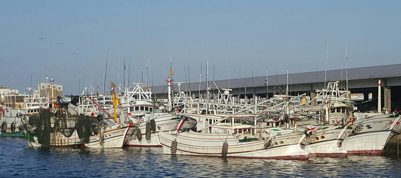受颱風外圍環流影響,澎湖海域22日一度出現10級強陣風,在附近作業的船隻紛紛進港避風。中央社 110年7月22日