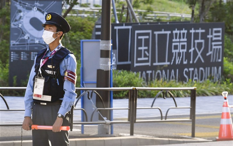日本警察廳16日說明,從東奧開幕日起到帕運閉幕日止,在全日本將動員史上最大規模的約5萬9900名警力負責維安。(共同社)