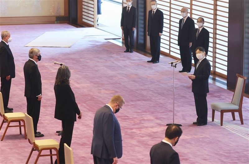 東京奧運23日將舉行開幕式,日本天皇德仁(右中1)22日在皇居的宮殿接見國際奧會主席巴赫(左2)等19人。(共同社)