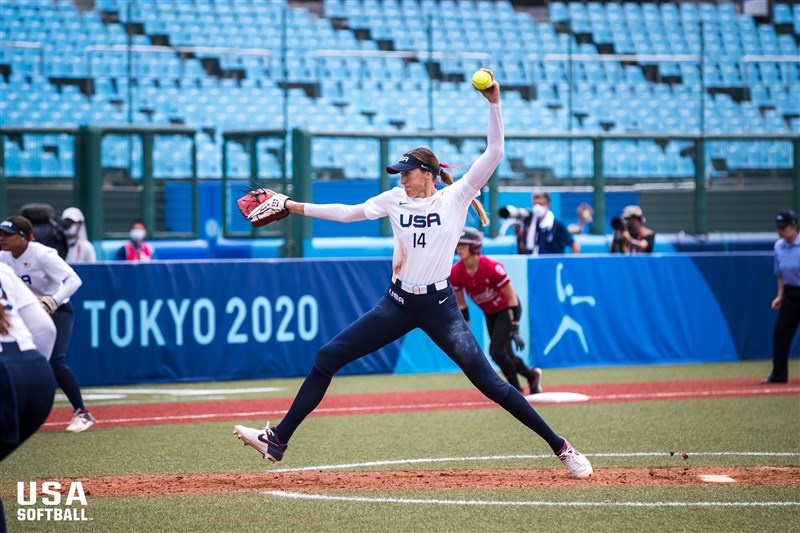 東京奧運女子壘球賽22日進入第二天賽程,目前美日戰績以各2勝並列領先。圖為美國隊選手艾波特。(圖取自twitter.com/USASoftballWNT)