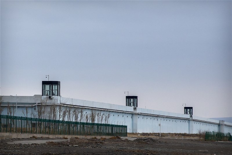 新疆最大的拘留中心占地220英畝（89公頃），大約是梵蒂岡的2倍大。（美聯社）
