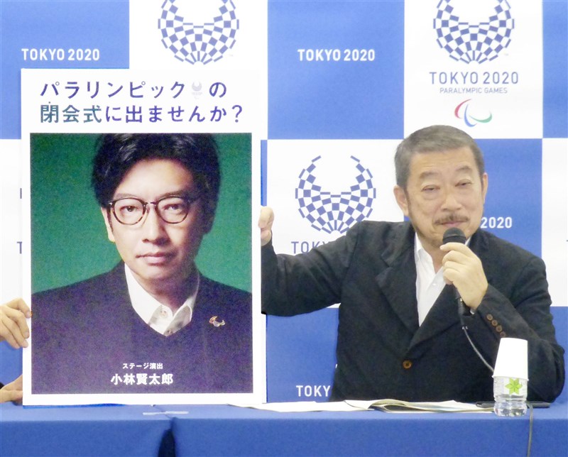 日本東京奧運開幕式爭議又一樁,開幕式導演小林賢太郎(左)被發現曾嘲諷猶太人大屠殺,22日在開幕式前夕遭解任。(共同社)