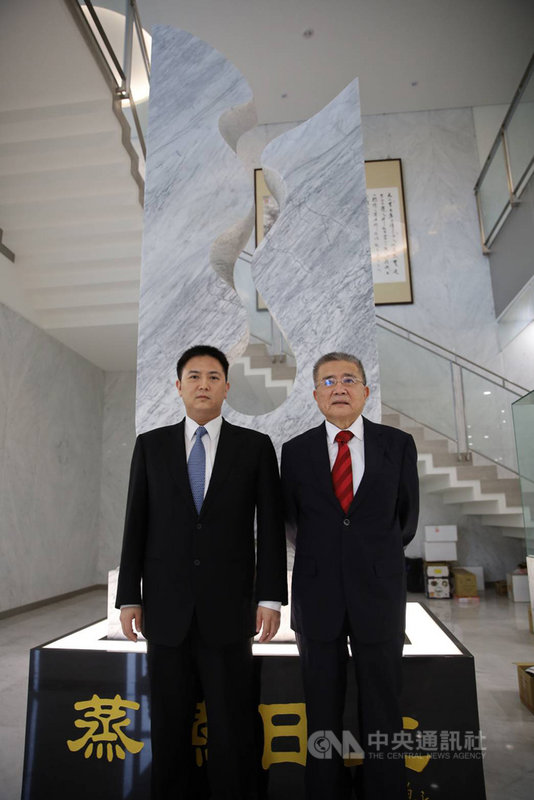 豐興股東會22日登場,會中進行董事改選,董事長林明儒(右)正式交棒,將由現任總經理林大鈞(左)接下董事長一職。(豐興提供)中央社記者蔡芃敏傳真 110年7月22日