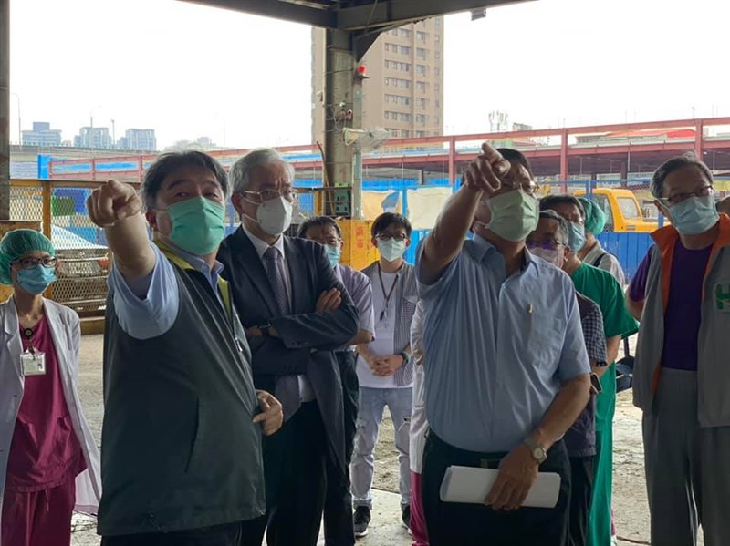 指揮中心與台北市先前聯手設環南市場前進指揮所,由醫福會執行長王必勝(左2)擔任指揮官。市長柯文哲說王必勝只是看看、講講話;王必勝22日表示,中央、地方各司其職,每個人都很重要。(圖取自facebook.com/victor.wang.71465)