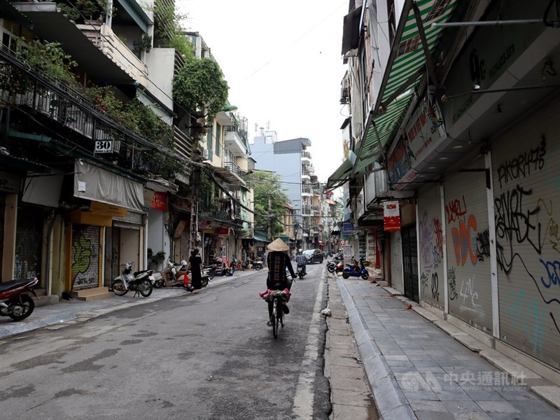 COVID-19疫情流行,越南單日新增本土病例創新高。圖為受疫情影響,19日越南店家沒生意可做,拉下鐵門休息。(中央社檔案照片)