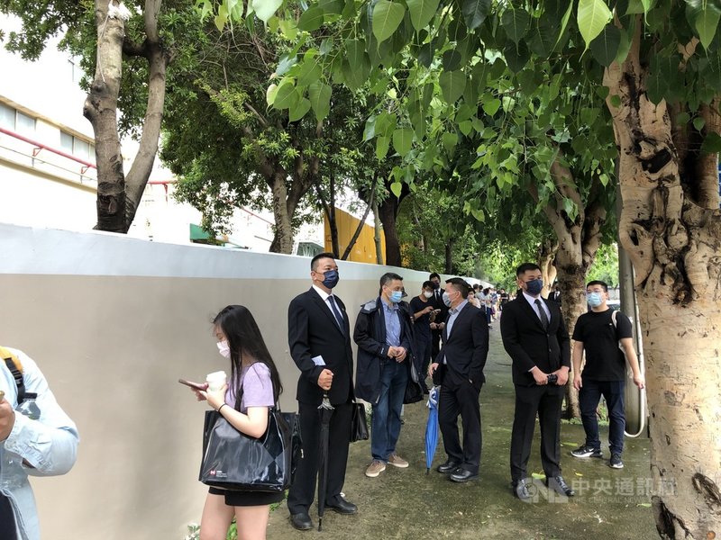 東元股東會23日上午在桃園中壢廠舉辦,現場不到7時30分,參與角逐董事改選的菱光科技董事長黃育仁(著藍襯衫戴口罩者),已經在現場排隊靜待入場。中央社記者鍾榮峰攝 110年7月23日