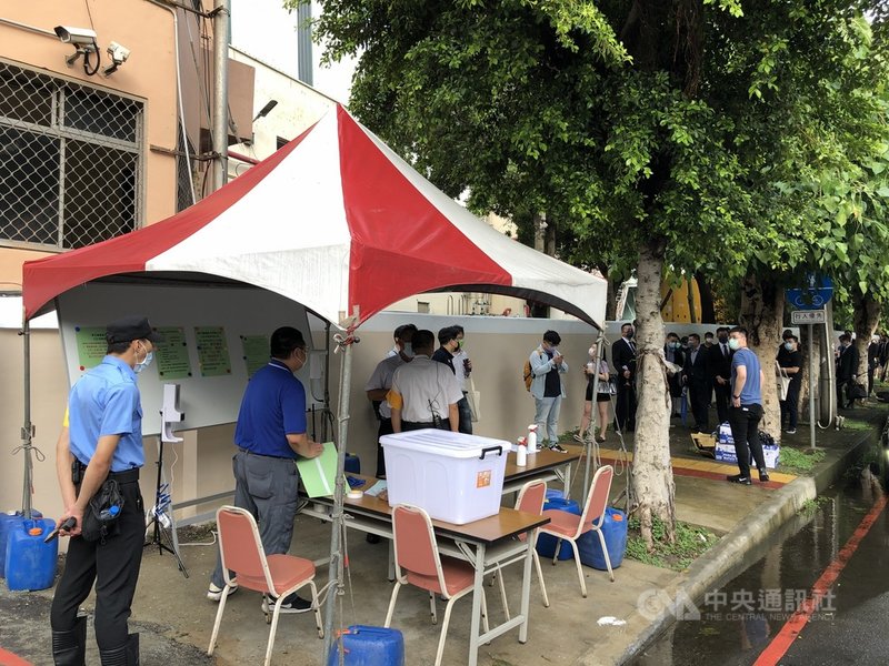 東元股東會23日上午在桃園中壢廠舉辦，現場不到7時30分，已有不少股東排隊等待入場。中央社記者鍾榮峰攝  110年7月23日