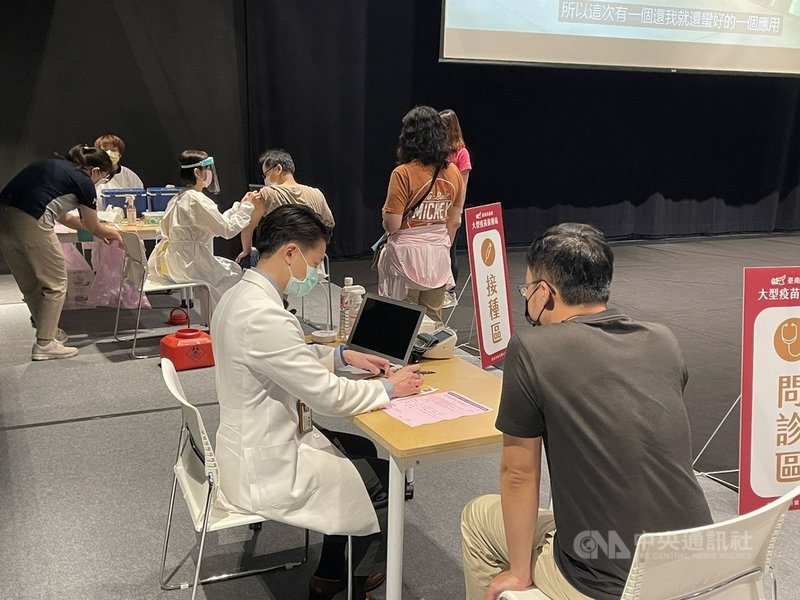 台南市美術館2館開設作為特色接種站，23日上午開打COVID-19疫苗，由奇美醫學中心負責，名額500人，採預約制。館內動線清楚，秩序良好。中央社記者張榮祥台南攝 110年7月23日