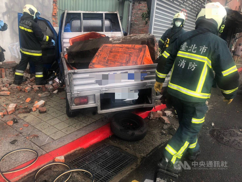 台北市大同區23日上午發生自撞車禍,一輛貨車疑因天雨路滑自撞分隔島後又撞進民宅,造成車頭和民宅建築受損。(翻攝照片)中央社記者黃麗芸傳真 110年7月23日