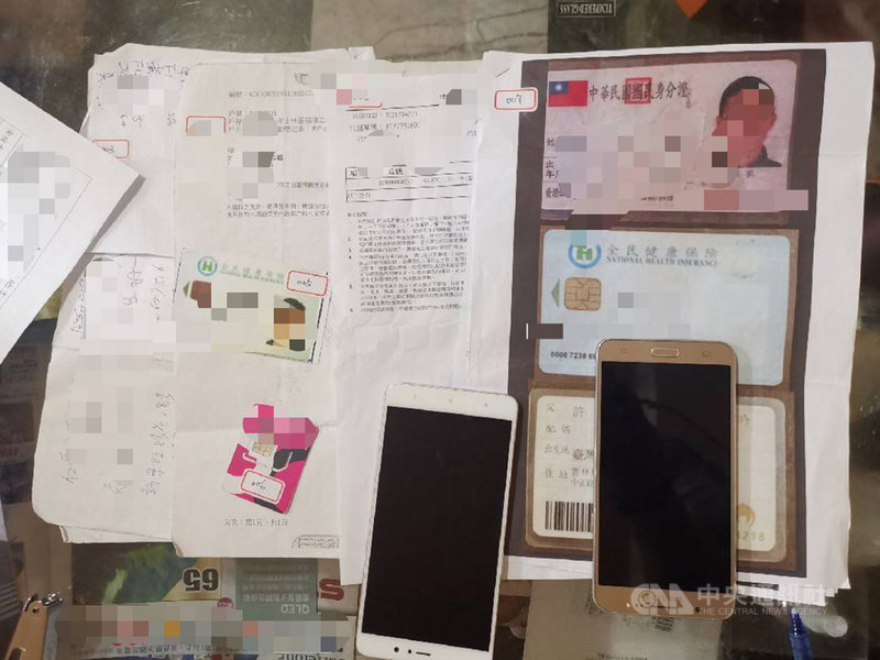 46歲張姓男子與8名共犯利用偽造證件上傳各電信業者線上門市以申辦人頭門號,再藉此透過電信小額付費詐買虛擬點數轉售變現,刑事局獲報展開調查,循線逮捕9人送辦,並查扣手機、SIM卡等各式贓證物。(翻攝照片)中央社記者黃麗芸傳真 110年7月23日