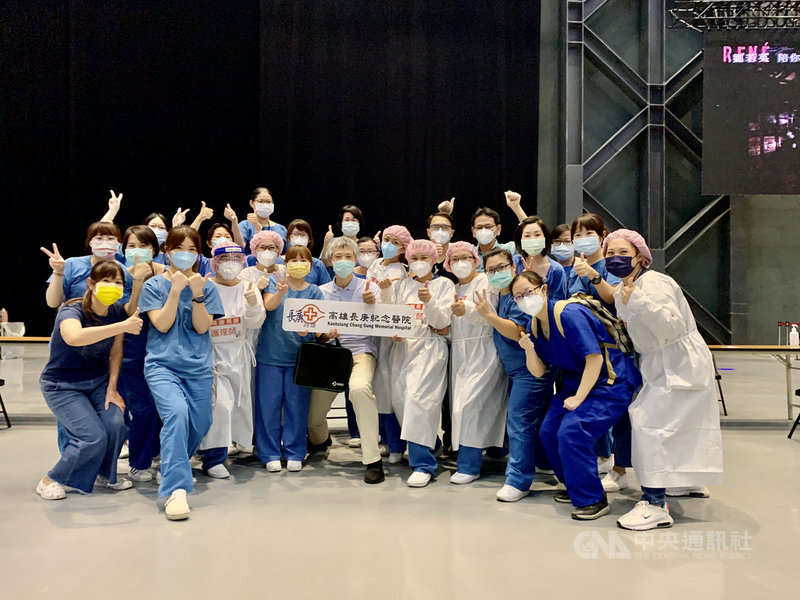 作為南台灣規模最大醫學中心,高雄長庚醫院23日表示,透過醫療人員火力全開,迄今動員3000人力,已協助服務高雄及屏東地區6萬人接種疫苗。(高雄長庚醫院提供)中央社記者侯文婷傳真 110年7月23日