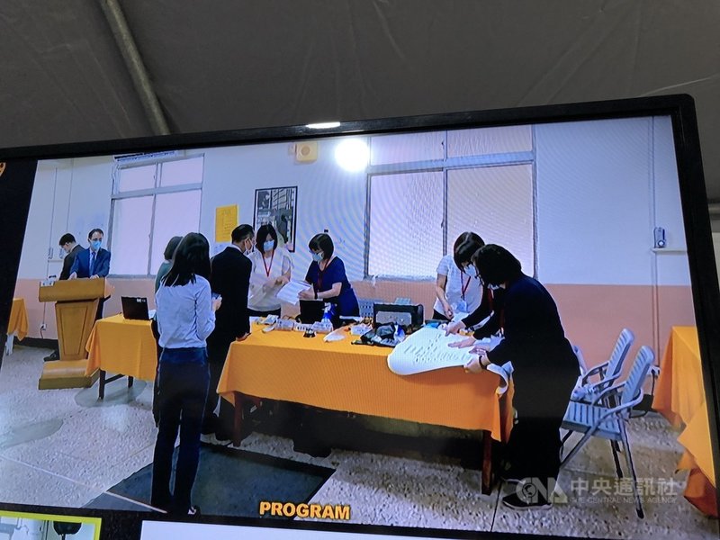 東元23日上午在桃園中壢廠舉行股東會,大約10時23分進行改選董事計票程序,現場計票過程謹慎。中央社記者鍾榮峰攝 110年7月23日