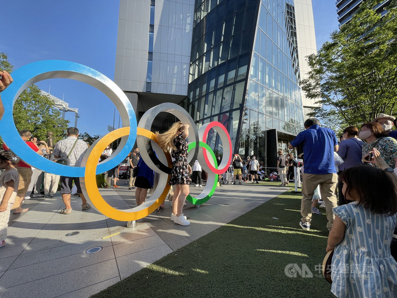 東京奧運主場館國立競技場23日晚間將舉行奧運開幕式,隨著媒體報導東奧訊息多,許多民眾23日到主場館周邊拍照。中央社記者楊明珠東京攝 110年7月23日