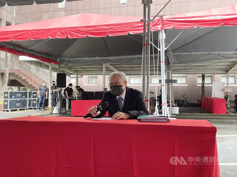 台化董事長洪福源任職台化超過半個世紀,他受訪時指出,工作內容沒有變,負責業務範疇也未變動,唯一不同僅有個人頭銜。中央社記者蔡芃敏攝 110年7月23日