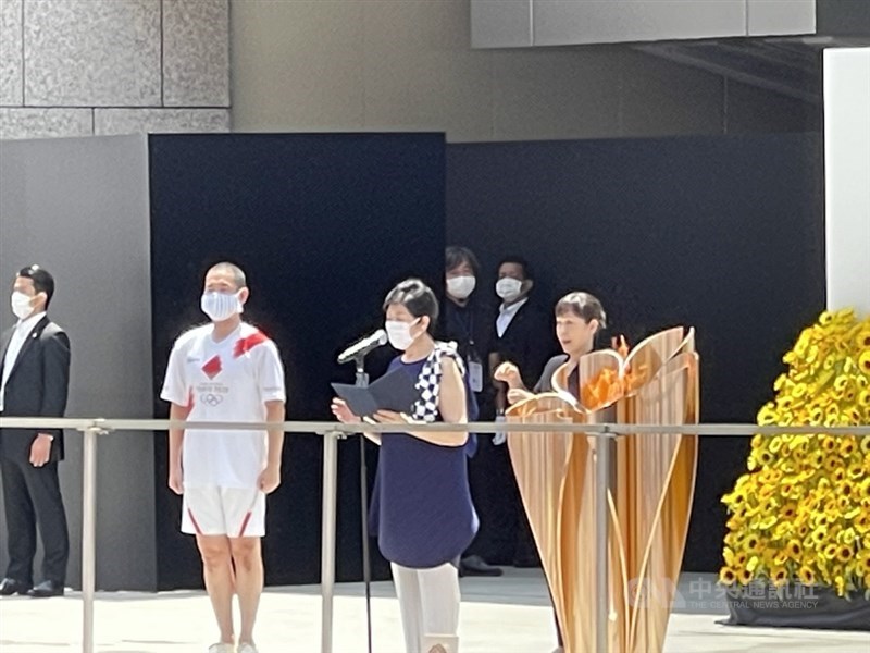 奧運聖火23日午間傳至最後一站東京都廳前,東京都知事小池百合子(中)發表談話,歌舞伎演員中村勘九郎(左)擔任最後跑者。中央社記者楊明珠東京攝 110年7月23日