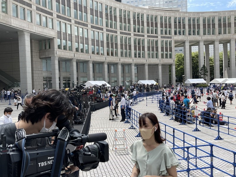 東京奧運聖火傳遞23日至東京都廳前。圖為現場媒體記者採訪活動。中央社記者楊明珠東京攝 110年7月23日