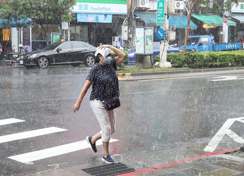 中央氣象局23日指出,雖然颱風烟花目前發布陸警機率低,但23日入夜至24日清晨,北台灣、中部及南部山區可能有局部大雨或豪雨發生,提醒民眾留意。圖為未帶雨具民眾午後在大雨中快跑行進。中央社記者張新偉攝 110年7月23日
