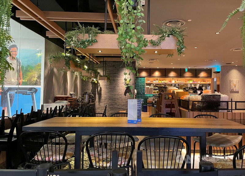 新加坡為加強防疫,22日起禁止餐廳內用,當局將提供額外補助,協助受影響業者,圖為當地一家商場內的餐廳。攝於7月22日中央社記者侯姿瑩新加坡攝 110年7月23日