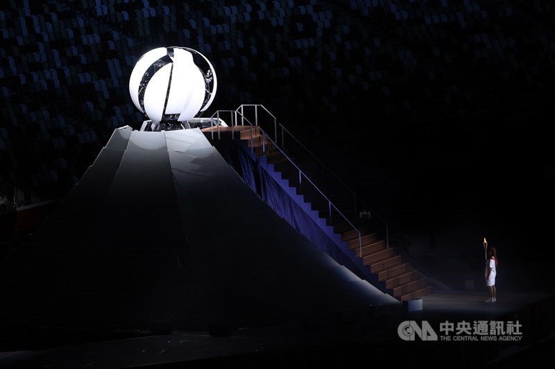 日本女子網球好手大坂直美擔任東京奧運最後一棒火炬手,23日晚間在開幕式中登上聖火台,點燃奧運聖火,宣告賽事正式揭幕。中央社記者吳家昇攝 110年7月23日