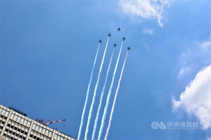 東京奧運23日晚上舉行開幕式,比起對奧運的關注,有些東京人更熱中日本航空自衛隊飛行表演隊「藍色衝擊波」空中畫五彩五環的表演,許多人搶看。中央社記者楊明珠東京攝 110年7月23日