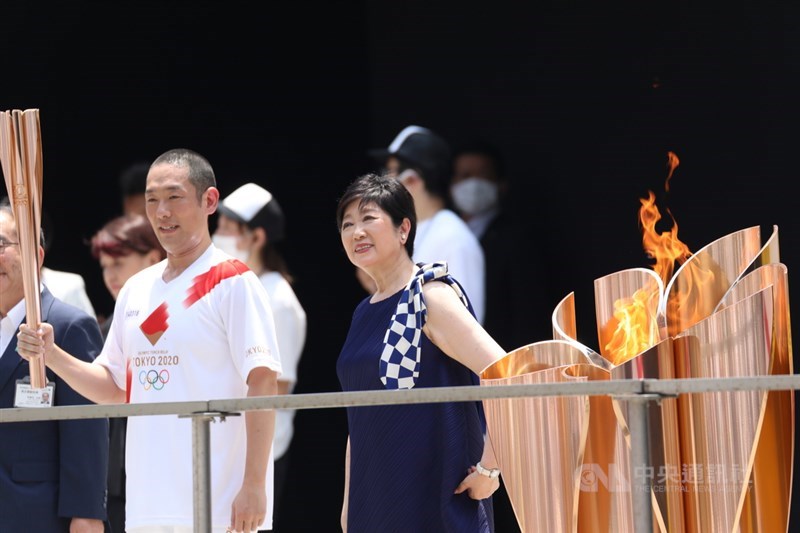 東京奧運聖火抵達終點儀式23日在東京都廳舉辦,最後聖火傳遞者、歌舞伎演員中村勘九郎(左)曾演出NHK電視劇「東京奧運故事」。右為東京都知事小池百合子。中央社記者楊明珠東京攝 110年7月23日