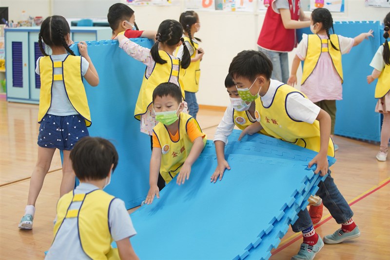 疫情警戒於27日起調降到二級,幼兒園、托嬰中心有條件開放,條件是教職員疫苗施打率須達80%,未施打者要持3天內快篩、核酸檢驗陰性證明。(中央社檔案照片)
