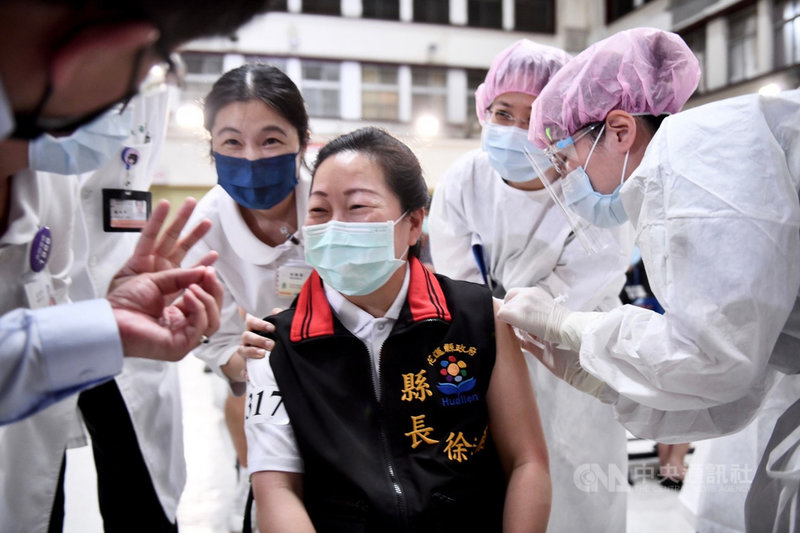 花蓮縣長徐榛蔚(右3)透過COVID-19公費疫苗預約平台登記第3輪疫苗接種,23日至衛生福利部花蓮醫院施打第一劑AZ疫苗。(花蓮縣政府提供)中央社記者張祈傳真 110年7月23日