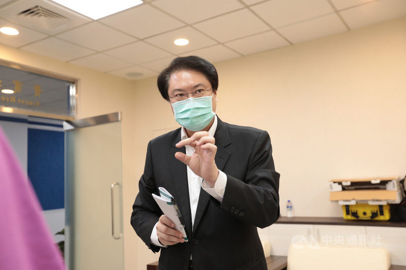 基隆市長林右昌23日下午於COVID-19(2019冠狀病毒疾病)疫情線上記者會中表示,配合中央調降疫情警戒標準,基隆市的市場、夜市、餐廳自27日起開放餐飲內用,但需採梅花座、設置隔板,保持社交距離。(基隆市政府提供)中央社記者沈如峰基隆傳真 110年7月23日